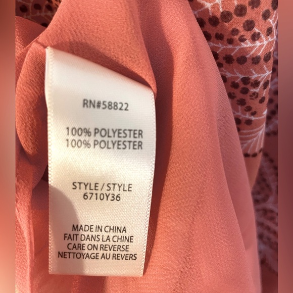 Max Studio Gorgeous salmon colored floral pattern sleeveless blouse; keyhole; M - Picture 5 of 8